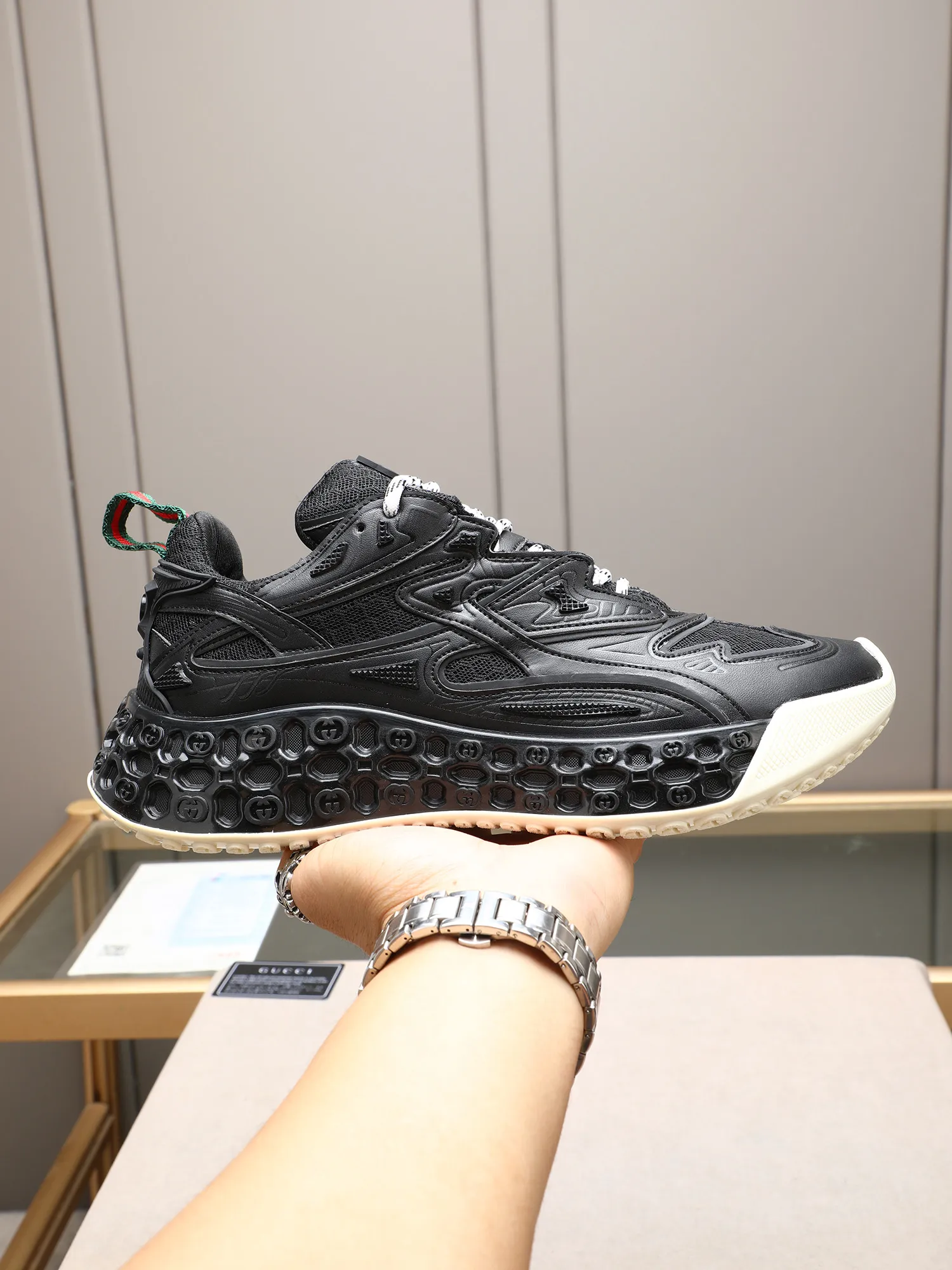 Men's men's shoes 💰660 Gucci Ri men's shoes 💰le series 2025 casual sports shoes, buy the original and accurately reproduce it! Restore the quality of details, Gucci Ri men's shoes 💰le series sports shoes are made with innovative stitching technology to create a flowing texture like water. The cowhide leather is paired with three-dimensional interlocking Double G leather patches and Gucci letter accessories, creating a free flowing texture of the entire shoe with a 3D effect. A classic and versatile piece that feels super comfortable on your feet! 38-44 (45 customized)